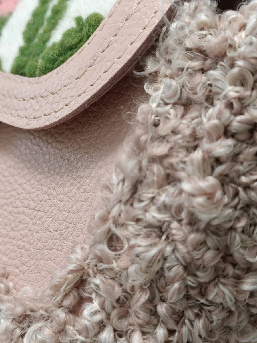 Сумка "Виола" из полиэфирного шнура букле, искусственный мех — CaramelBags, фотография 2