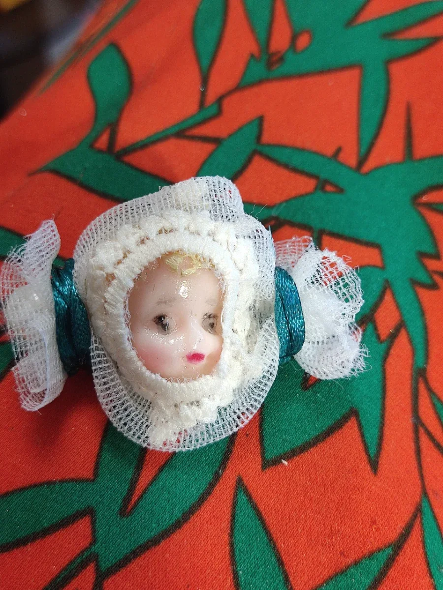Брошь «Конфетка» — винтажная стилизация с кукольным личиком, создаёт нежный ретро‑образ. — Всё имеет Душу: Авторские вещи с настроением, фотография 3
